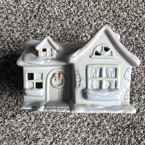 PRECIOUS MOMENTS SUGAR TOWN HOUSE CHRISTMAS COLLECTIBLES